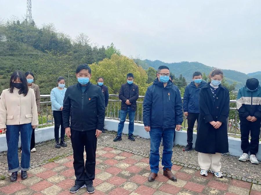 洪方中心学校开展清明节祭扫烈士墓活动(图4)