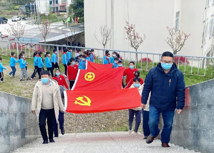 洪方中心学校开展清明节祭扫烈士墓活动