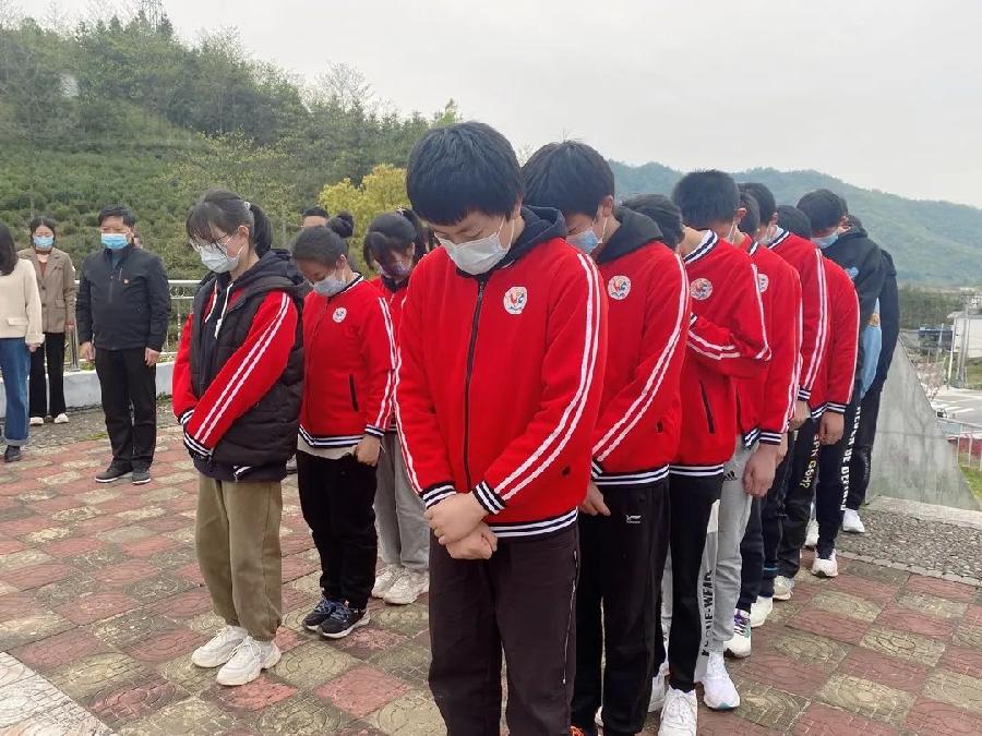 洪方中心学校开展清明节祭扫烈士墓活动(图6)