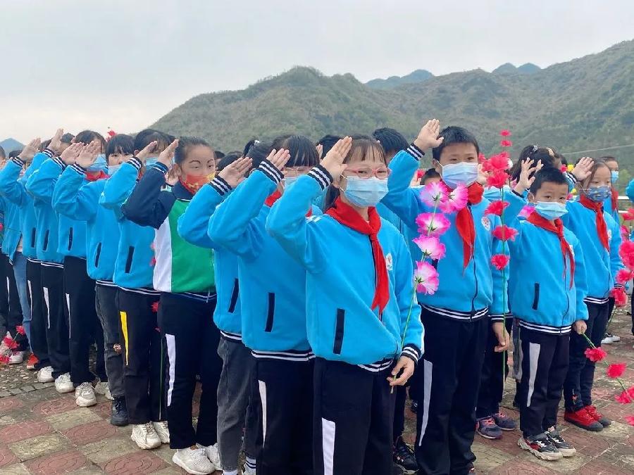 洪方中心学校开展清明节祭扫烈士墓活动(图2)