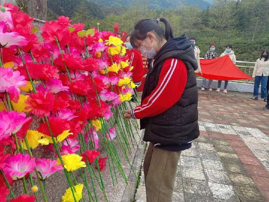 洪方中心学校开展清明节祭扫烈士墓活动(图3)