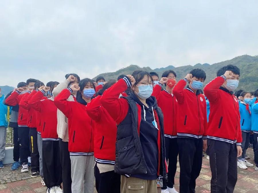 洪方中心学校开展清明节祭扫烈士墓活动(图7)