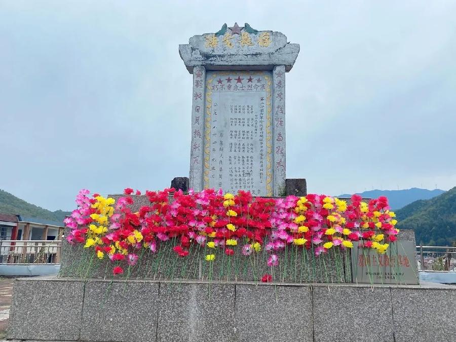 洪方中心学校开展清明节祭扫烈士墓活动(图8)