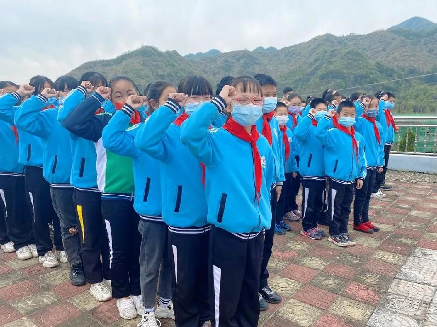 洪方中心学校开展清明节祭扫烈士墓活动(图5)