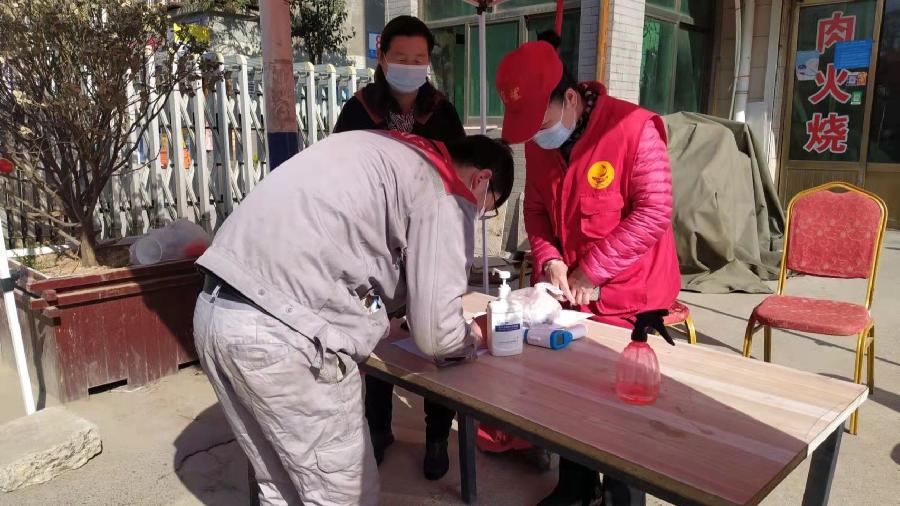 防疫增添志愿红 团结一心战疫情(图3)