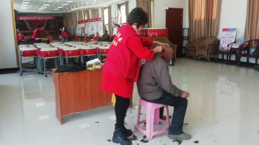 疫情期间志愿红 尽职尽责为百姓（图2）