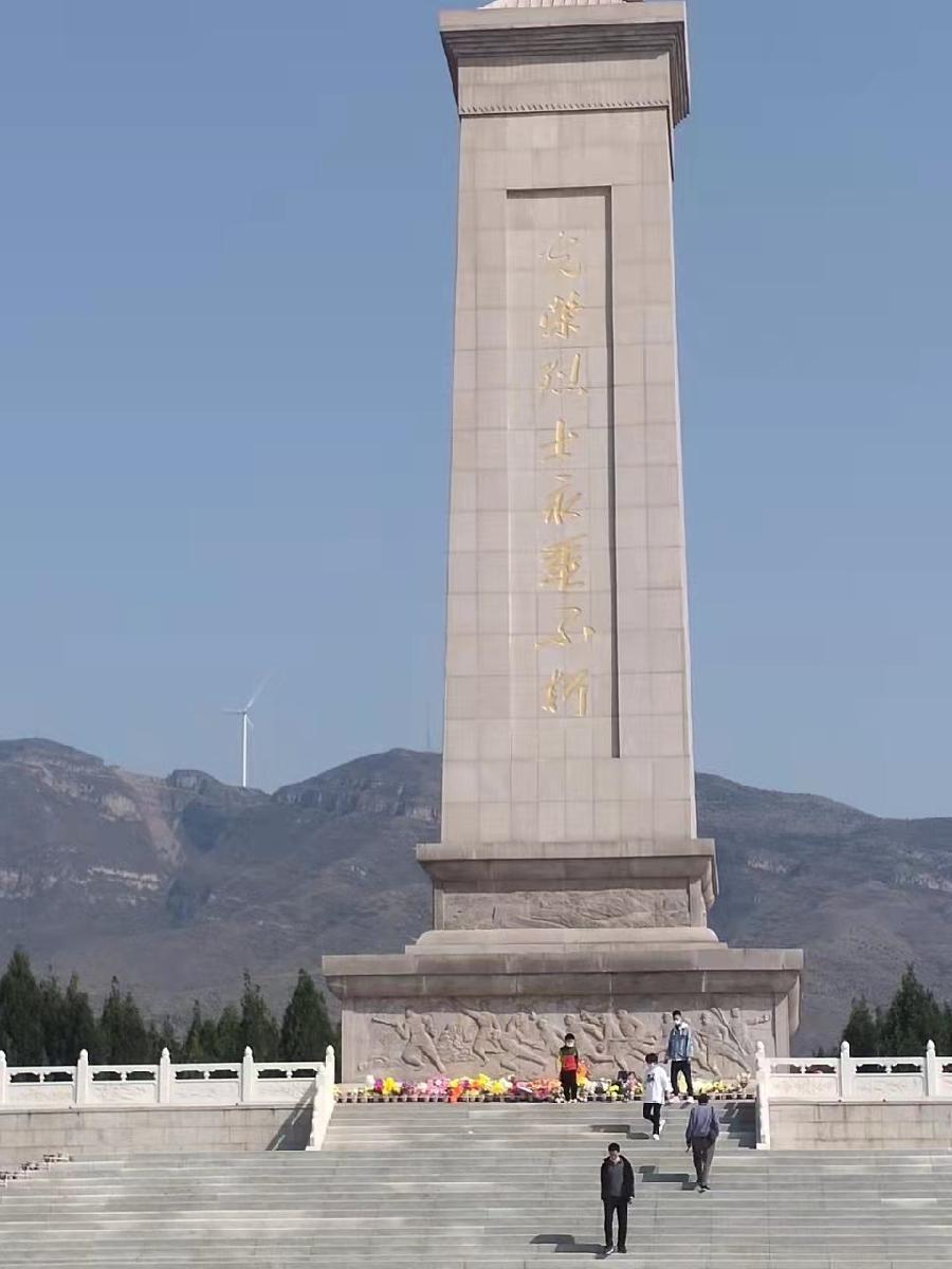 清明时节祭英烈(图3)