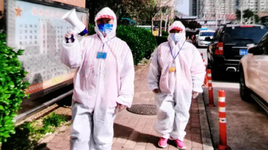 “大白”着身何惧汗湿襟 参与阻击坚定志愿心(图2)