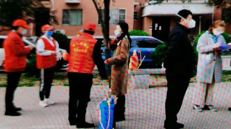 “大白”着身何惧汗湿襟 参与阻击坚定志愿心(图3)
