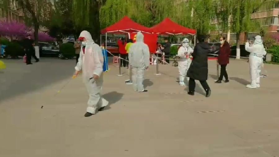 “大白”着身何惧汗湿襟 参与阻击坚定志愿心(图4)