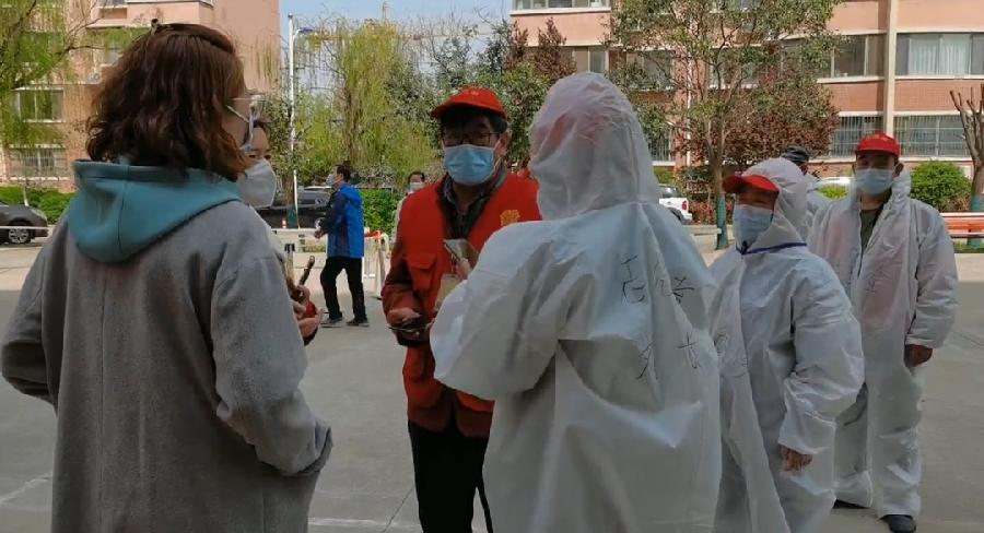 “大白”着身何惧汗湿襟 参与阻击坚定志愿心(图5)