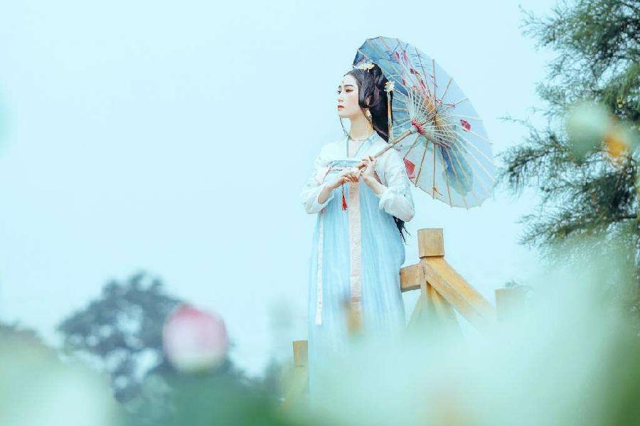 月儿散文《油纸伞撑起怀旧的情结》主播：月儿； 编辑：香乡【北疆头条】（第194期）（图16）