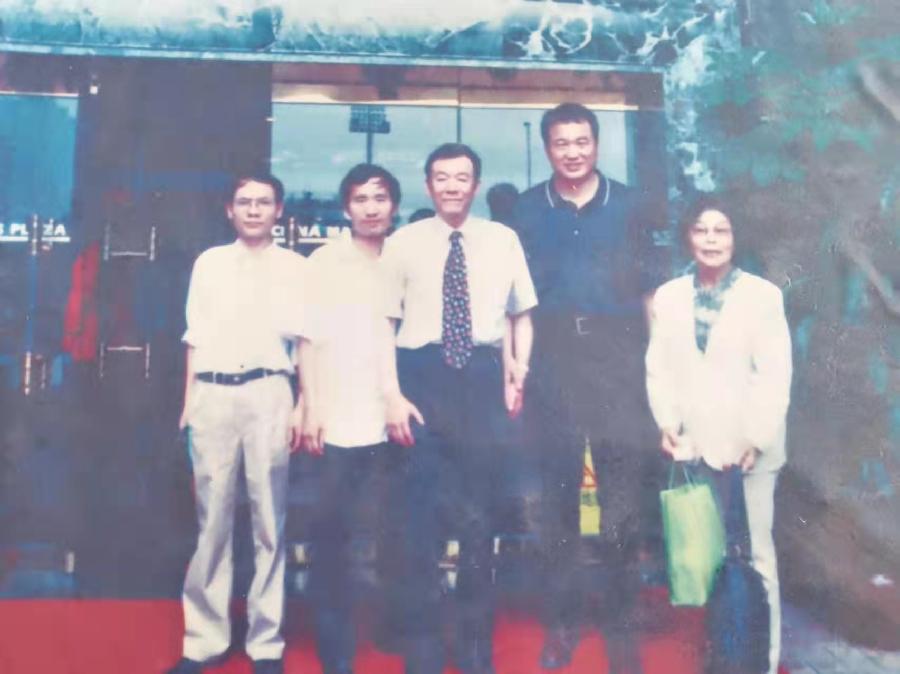 原广东省作协秘书长温远辉鼓励我写评论(图7)