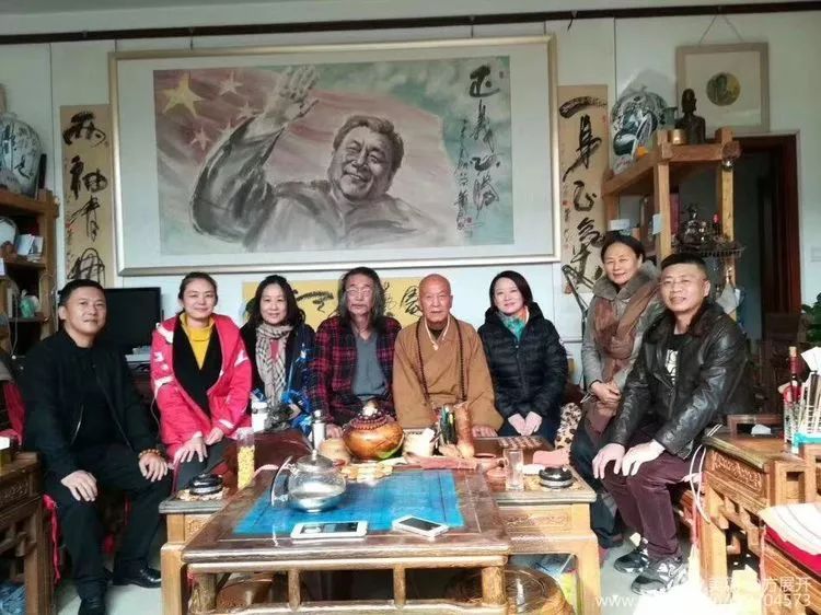 艺术家萧宽迎新年2018元旦为女儿萧楠怡然领衔主笔巨壁八百平米【五百罗汉】成功供奉内蒙古寺庙喝彩（图2）