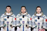 《英雄归来,壮檄征程<四首>:写意在神13凯旋之际》文/成喜良【世界诗人名人展】(8461)(图3)
