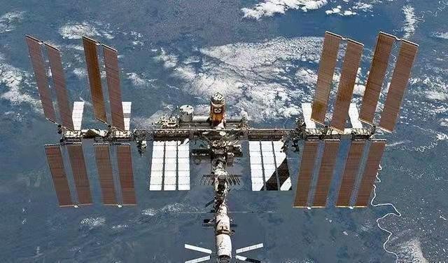 卜算子-虎年建成7人居“T型”中国空间站 文/冯志清(上海)【冰心文化传媒】制作 冰心(图4)