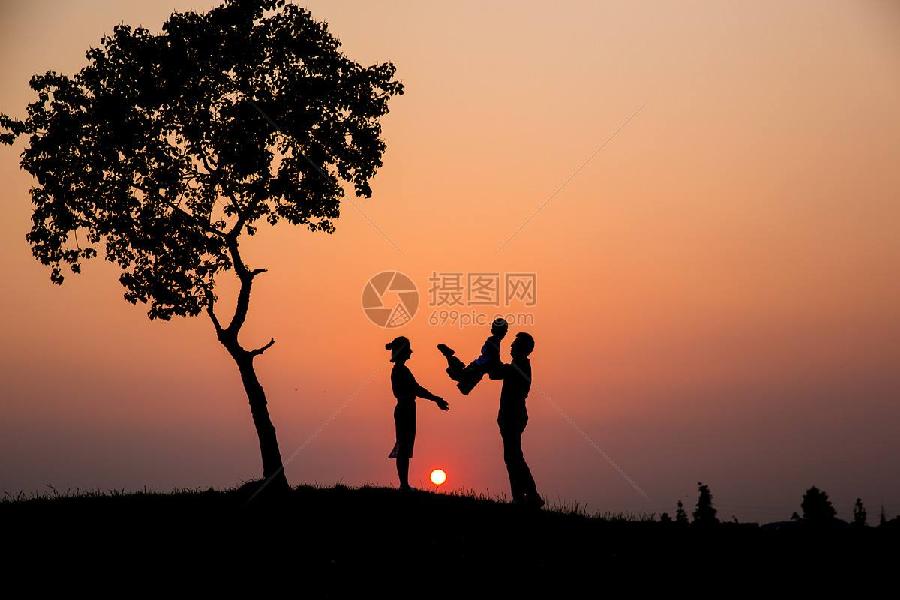 《悼贤侄卢宏达》诗作者/吉星高照、金牌主播/凤珠、总编/黄金满地。中国文学黄金诗院有声之家。(图4)