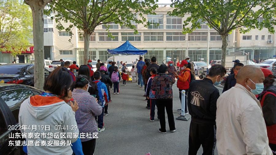 疫情侵扰紧急核检 志愿助力获民称赞（图2）