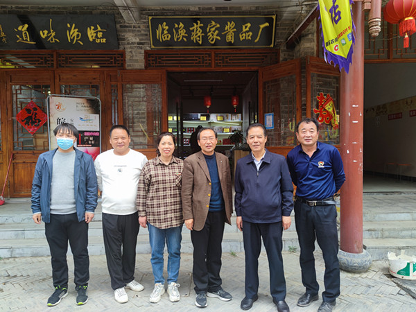 淮北市场监督管理局分管领导徐波前往百年老字号临涣蒋家酱品厂调研(图6)