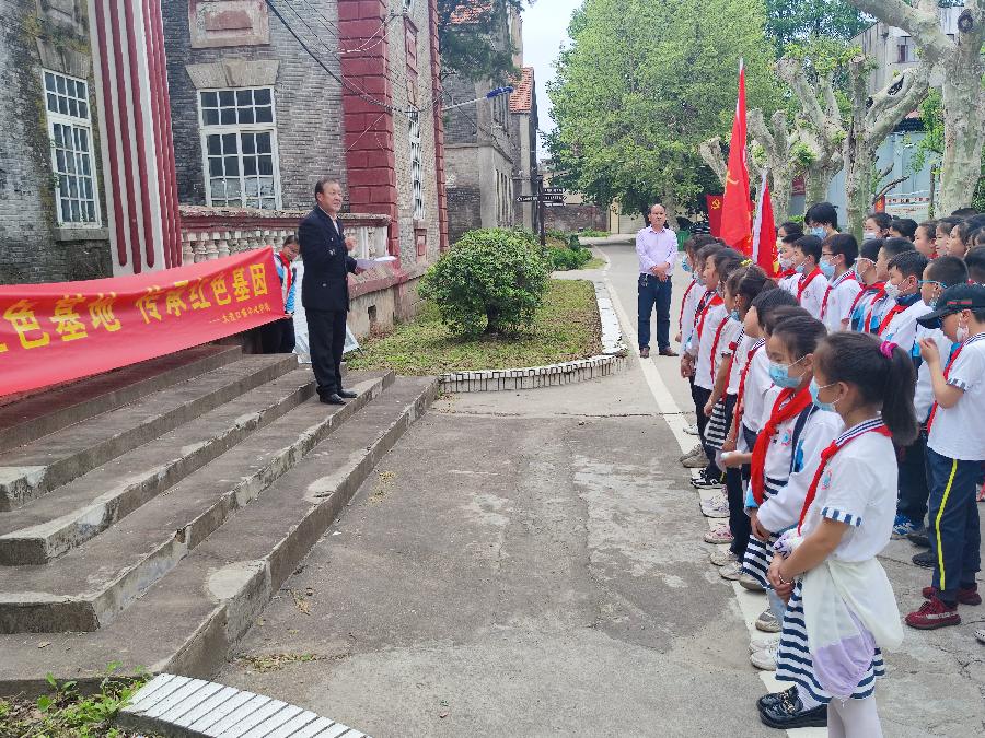 大渡口镇中心学校组织学生参观爱国主义教育基地“大渡口红楼”(图2)