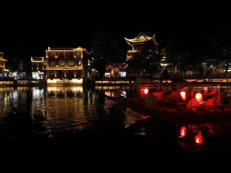 红叶煮酒老师的诗歌《写给凤凰古城》主播：雪绣冰绮 编辑：小鱼儿 【北疆文萃】（第52期）（图2）