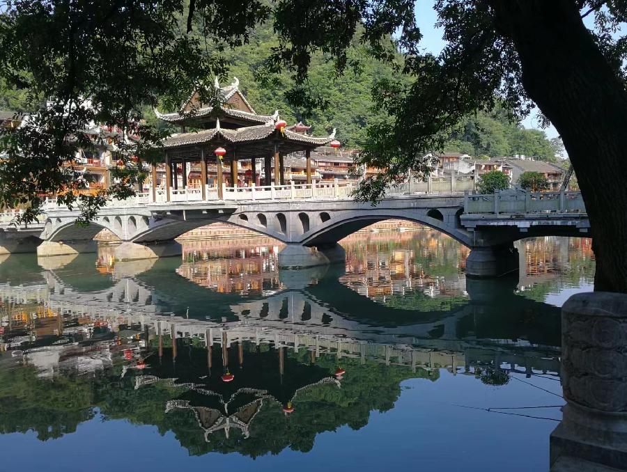 红叶煮酒老师的诗歌《写给凤凰古城》主播：雪绣冰绮 编辑：小鱼儿 【北疆文萃】（第52期）（图3）