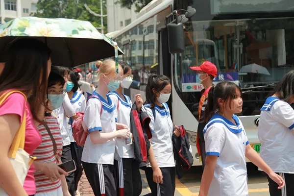 党旗护航•伴我成长┃西双版纳州 “学生号”公交专线正式开通(图19)
