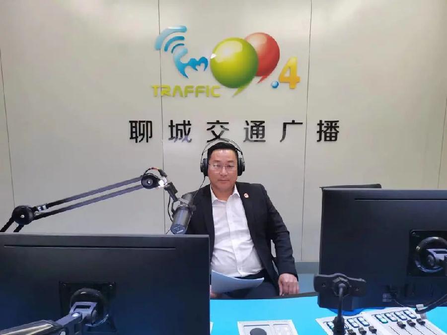 电波结良友，书画传真情:聊城市书画研究会会长刘月宽受邀到市交通广播做节目