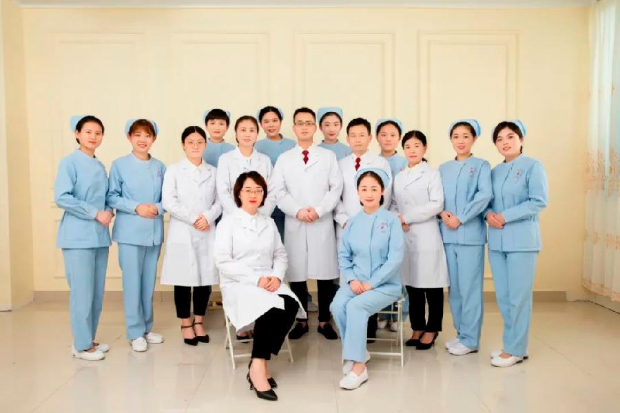 【天使在身边】妙手仁心除病痛 患者感激送锦旗(图2)