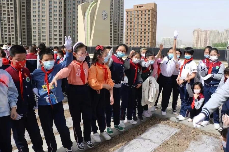 致北京实验二小兰州分校四六班“躬行园”劳动纪实 作者:渝陇之子 京津沪头条(图5)