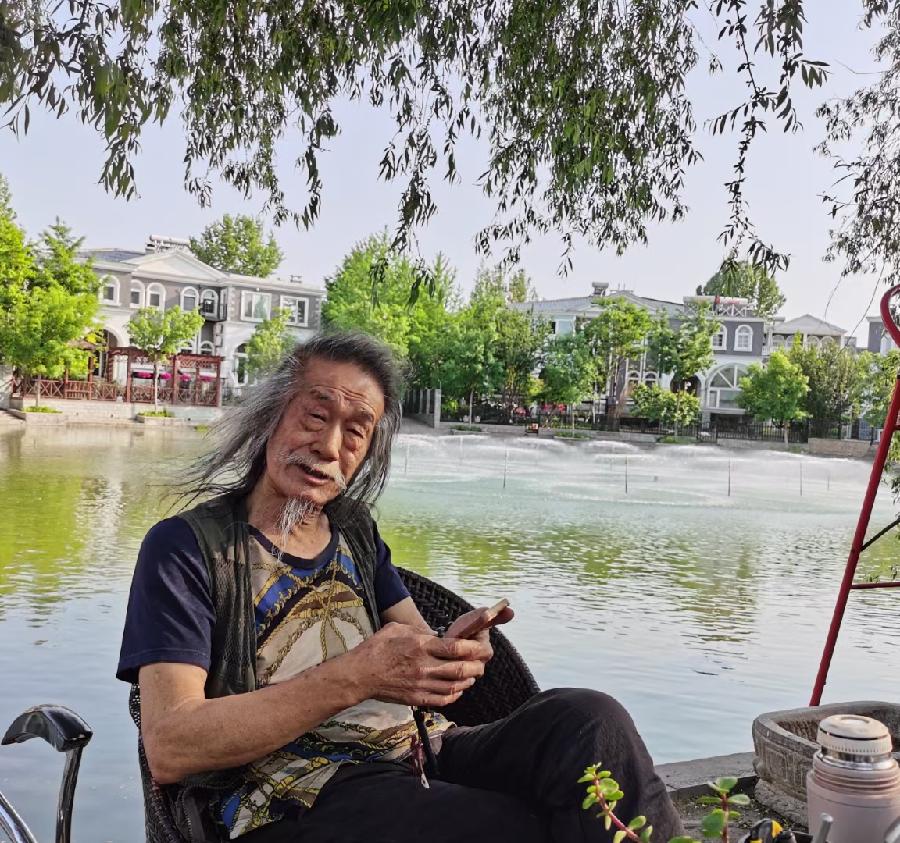 艺术家萧宽和著名诗人王爱红在一起(图2)