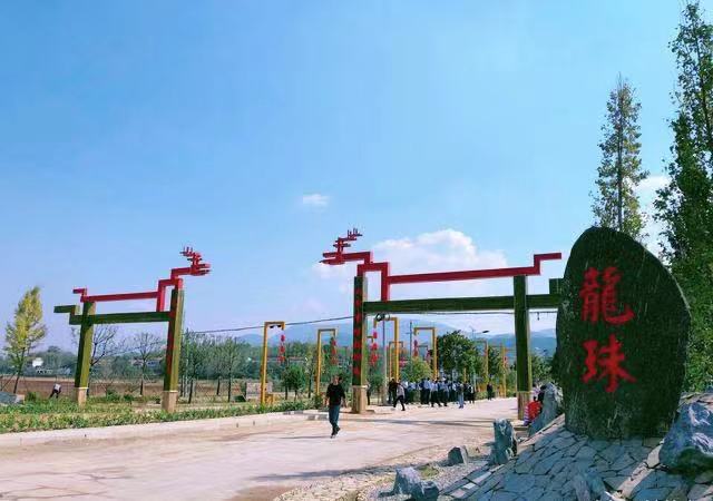 (中 英 日)三语:仙人挑担篓子石 外三首:作者 金海|日译 冰冰|英译 眼睛|海外头条(图7)