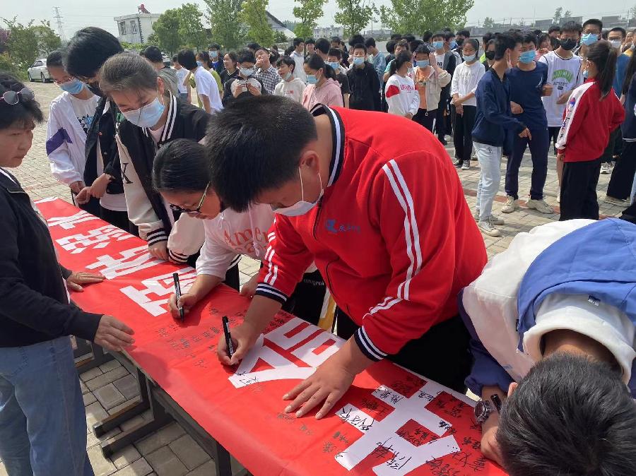 庆丰中学举行“防溺水”安全宣誓签名活动