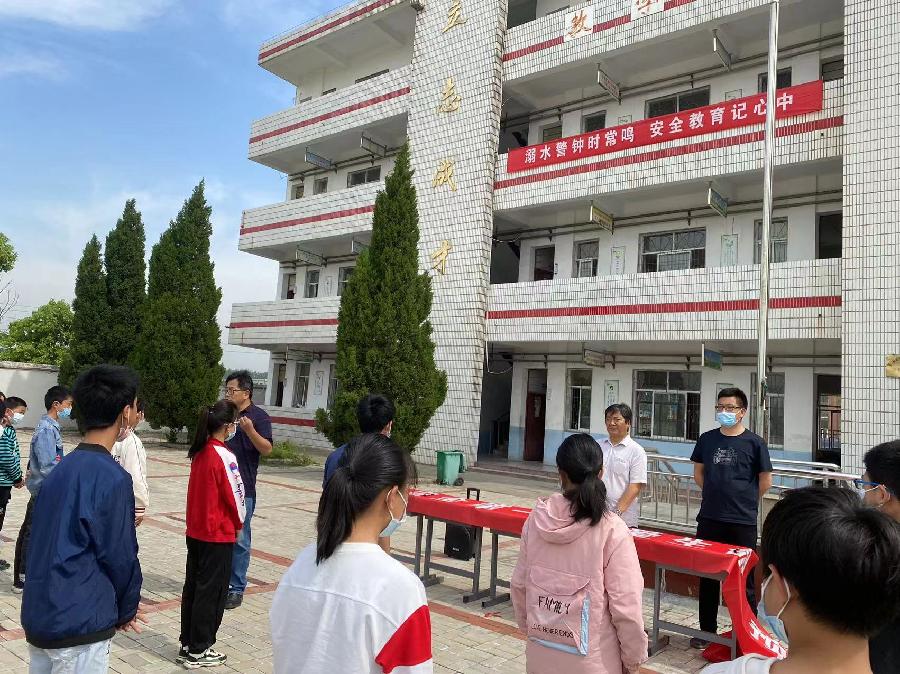 庆丰中学举行“防溺水”安全宣誓签名活动(图4)