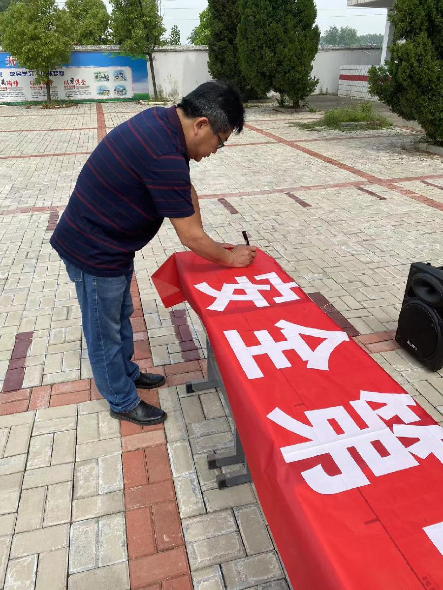 庆丰中学举行“防溺水”安全宣誓签名活动(图2)
