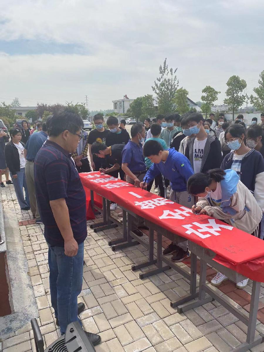 庆丰中学举行“防溺水”安全宣誓签名活动(图6)