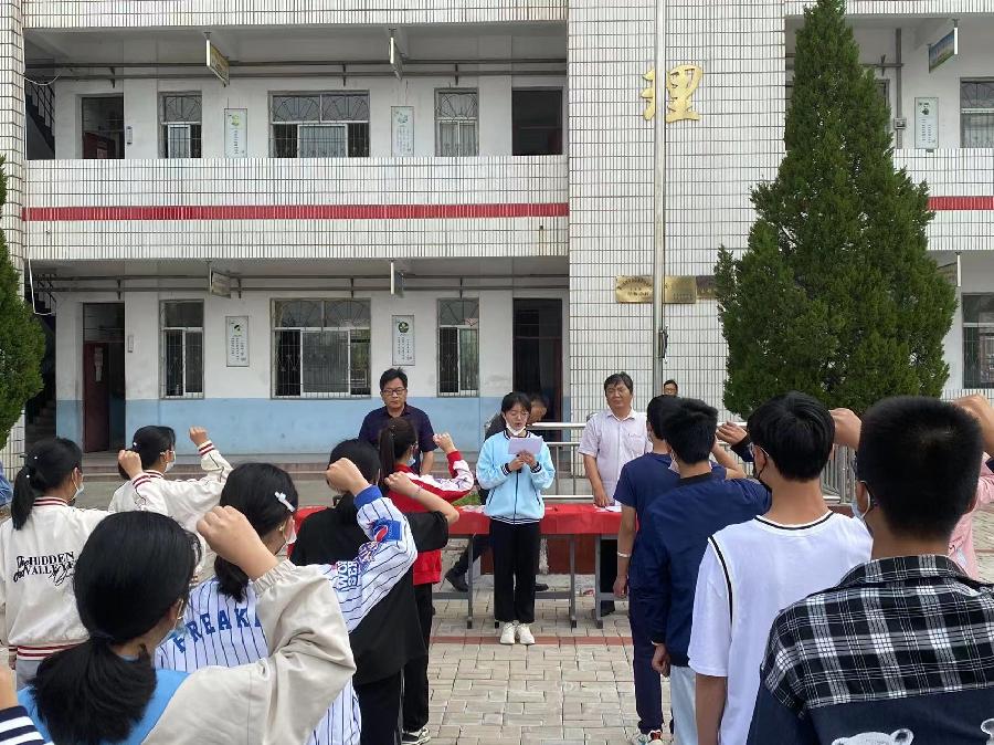 庆丰中学举行“防溺水”安全宣誓签名活动(图3)