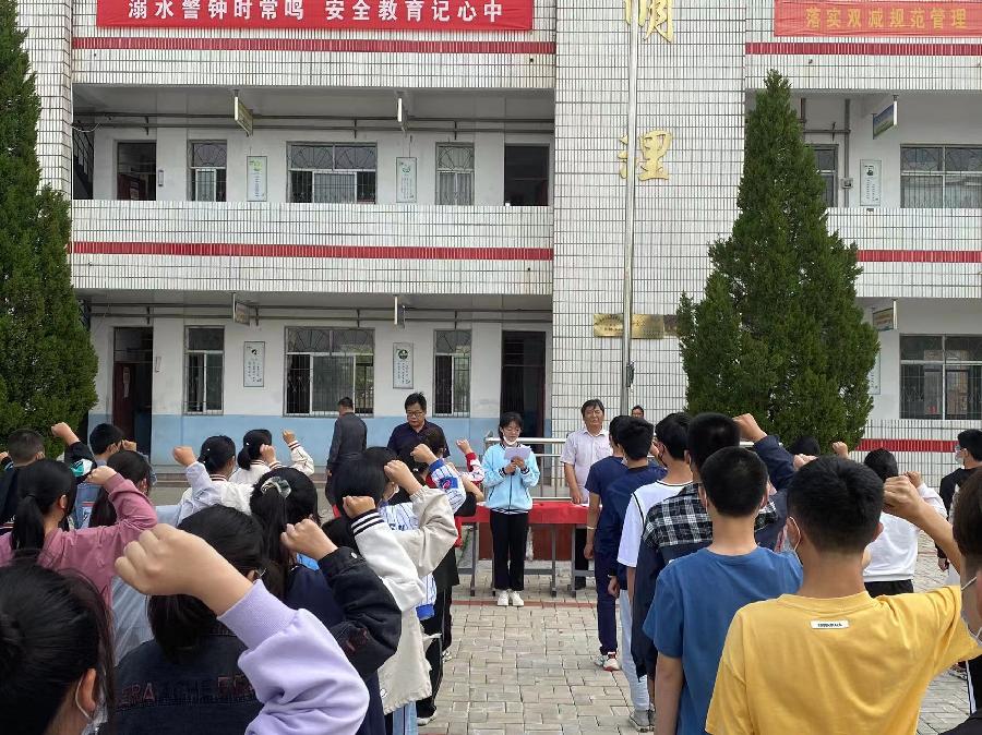 庆丰中学举行“防溺水”安全宣誓签名活动(图5)