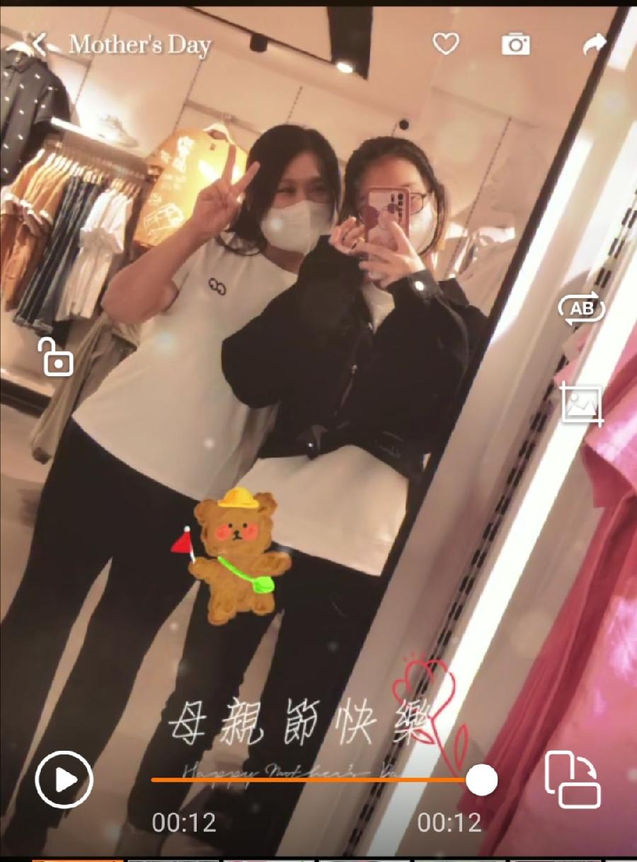 十五岁女孩在母亲节献给母亲的爱