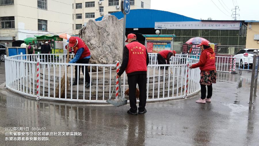志愿者雨中奉献 百姓们真心称赞（图2）
