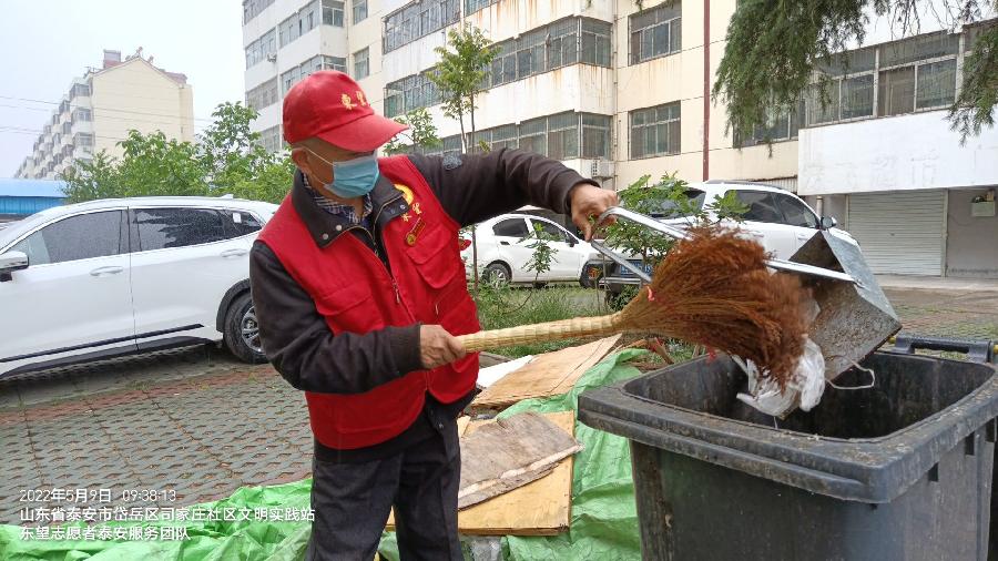 志愿者雨中奉献 百姓们真心称赞（图3）