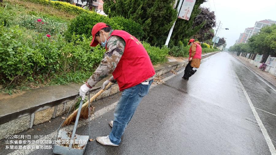志愿者雨中奉献 百姓们真心称赞（图4）