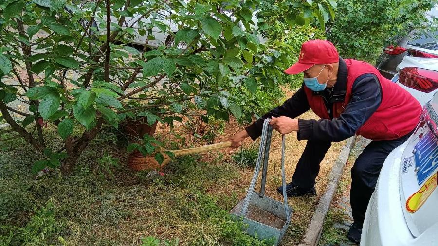 志愿者雨中奉献 百姓们真心称赞（图6）