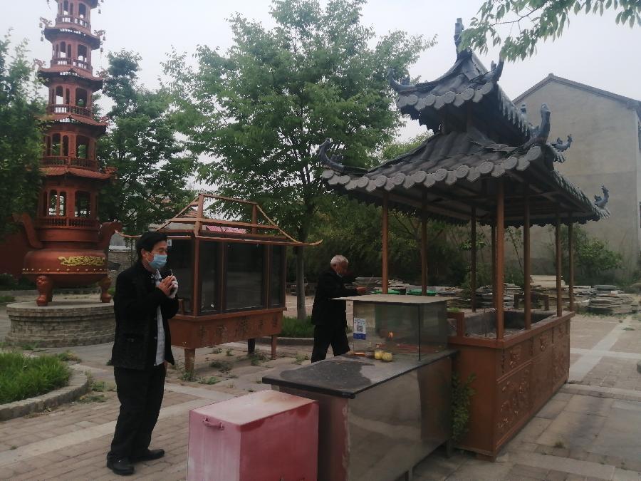 人生感悟诗情抒，文字组句心声著。自身阅历真情显，吸引有缘人诵读。胸中存爱乾坤定，天地孕育万物生！（图19）