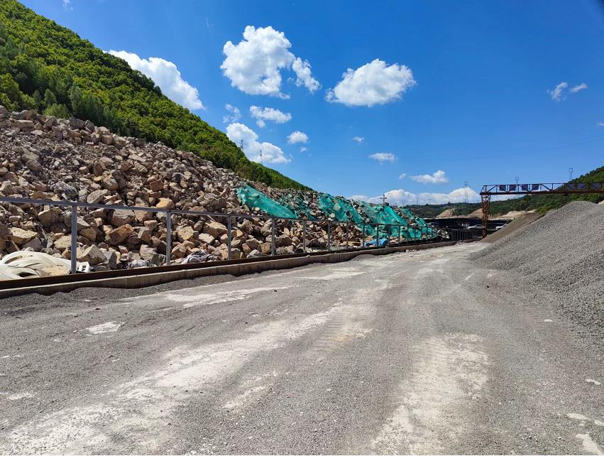山西中阳县惊现石榴裙下河道挖砂黑石料厂（图5）