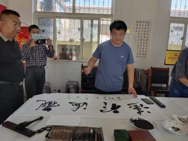 “丹青歌盛世·翰墨润水城”市书画研究会书画文化进基层系列走进度假区湖西街道五里屯村活动成功举办(图8)
