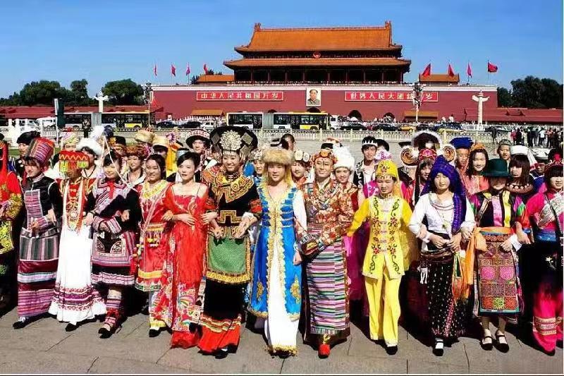 歌手黄峥深情演唱|可爱的祖国为你歌唱|作词李文亚·作曲 杨晓波|海外头条(图20)