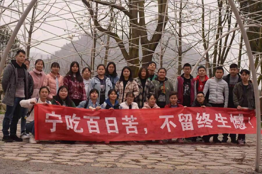 《石榴花开了》 ——安顺鼎优补习学校“百日冲刺”高考进行时特写”作者:橙石(图10)