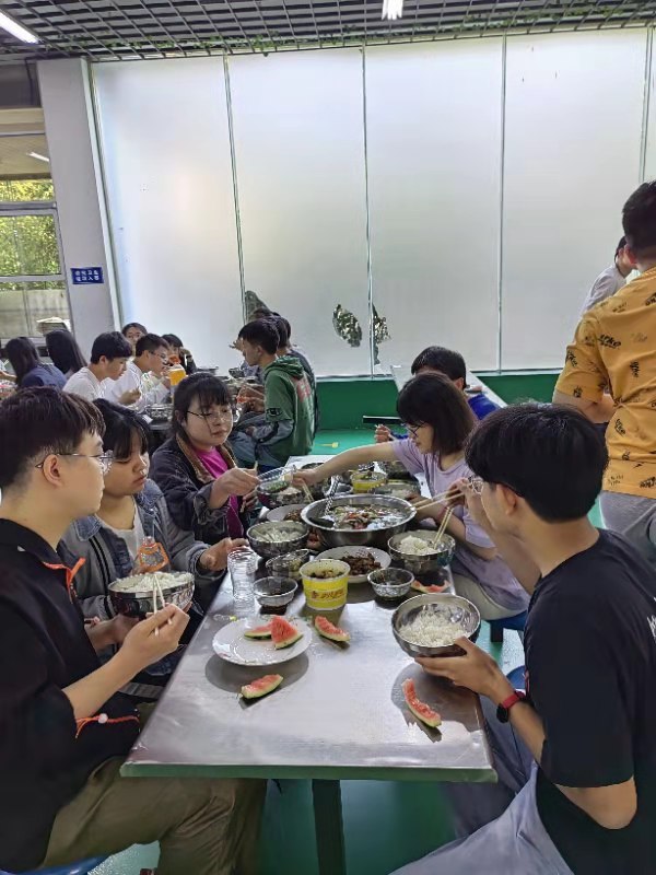 《石榴花开了》 ——安顺鼎优补习学校“百日冲刺”高考进行时特写”作者:橙石(图13)
