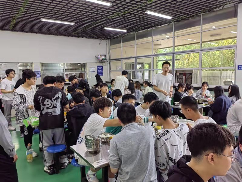 《石榴花开了》 ——安顺鼎优补习学校“百日冲刺”高考进行时特写”作者:橙石(图17)
